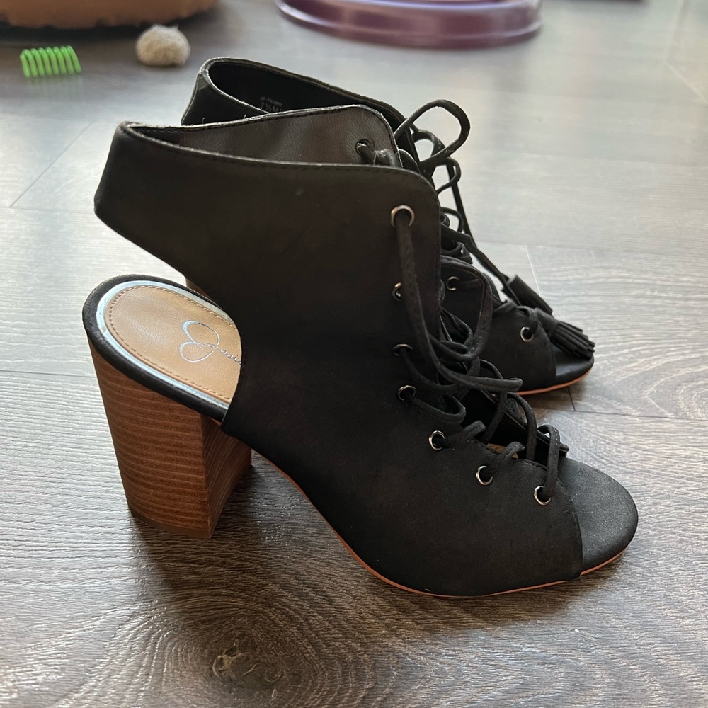 Lace up heel, 7.5